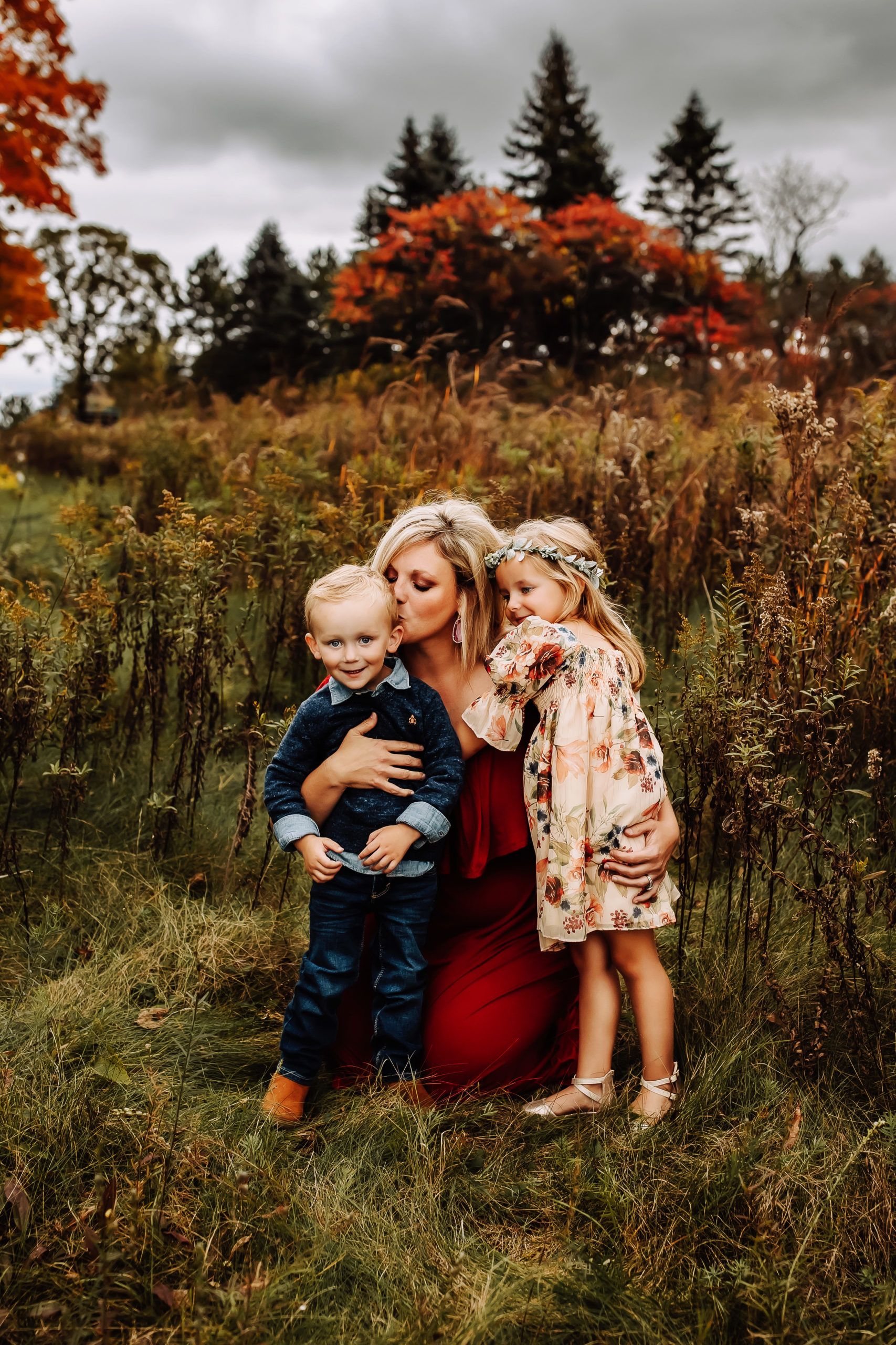 mom with 2 littles for fall mini session in wausau wi by infinity images photography